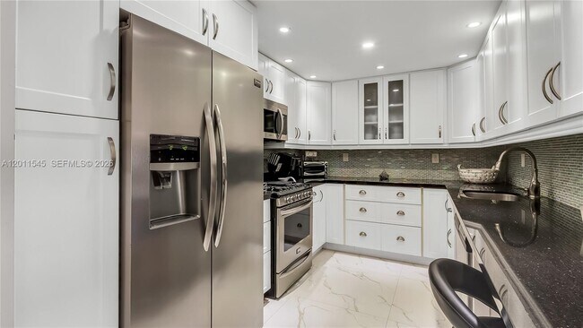 Building Photo - 3140 S Ocean Dr