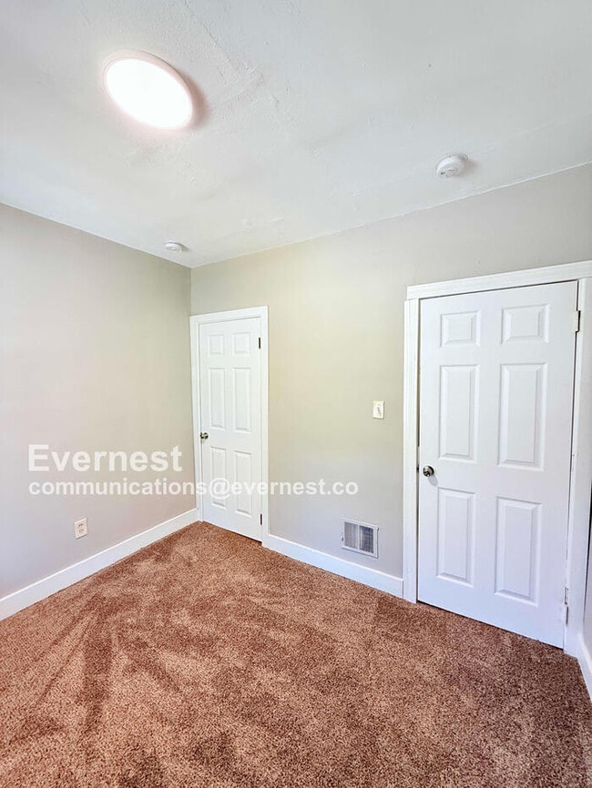 Building Photo - 3 Bed/1 Bath Home / Pet-Friendly / Available Now!