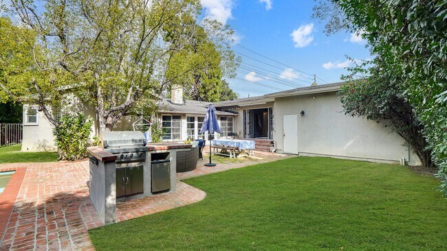 Building Photo - FALL IN LOVE with Ranch Style Living!