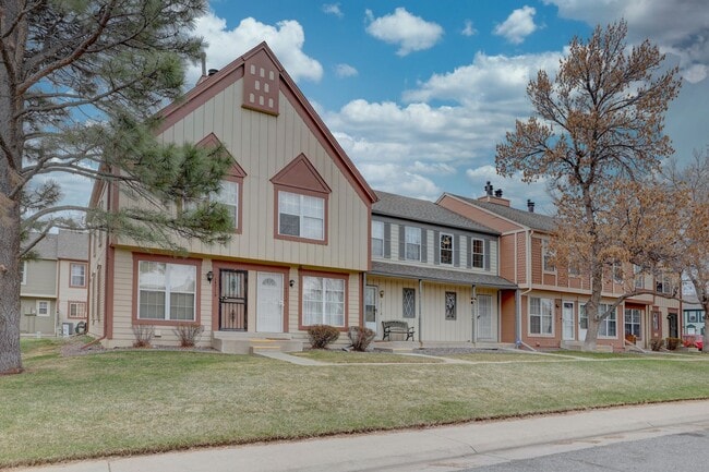 Primary Photo - Wonderful 2 bed 2 bath Townhouse with Fire...