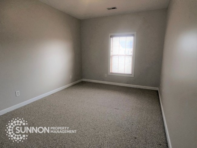 Building Photo - Gorgeous 4 BR 3 BA + Bonus in Winding Walk