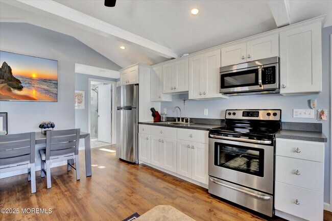 Building Photo - 12 W Rutherford Ln