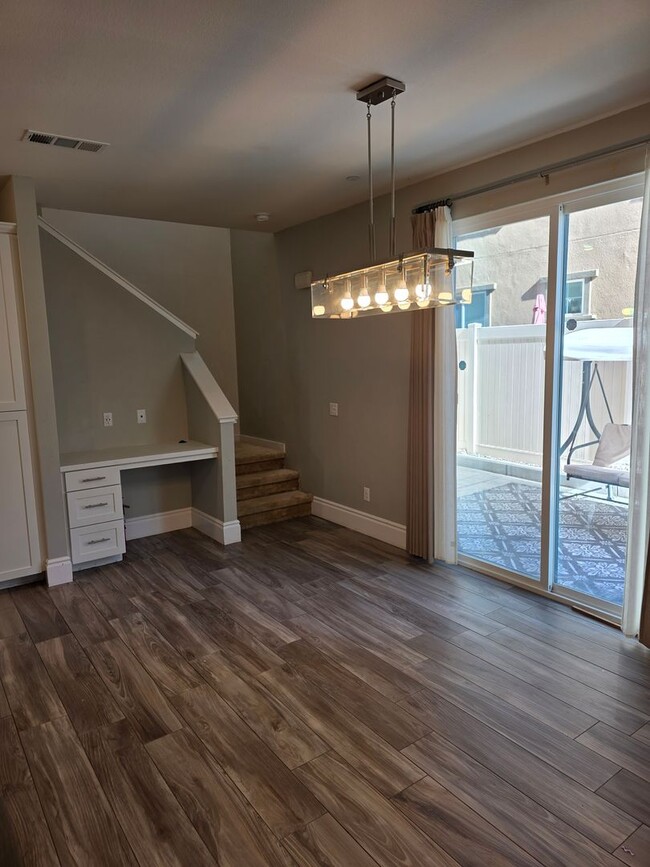 Building Photo - Murrieta 4 Bedroom Home with Solar in Gated Community!