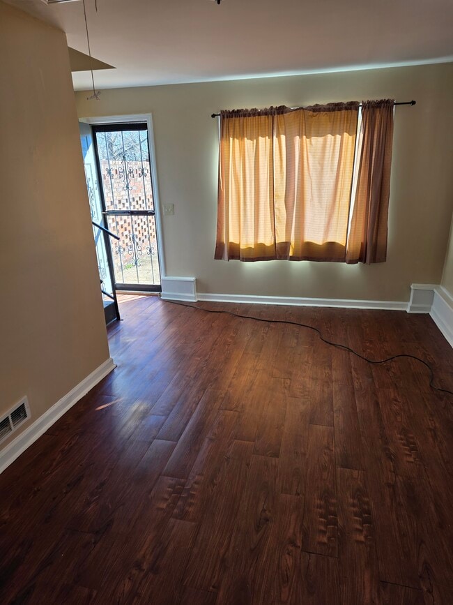 Building Photo - 3009 Sunnyview Dr