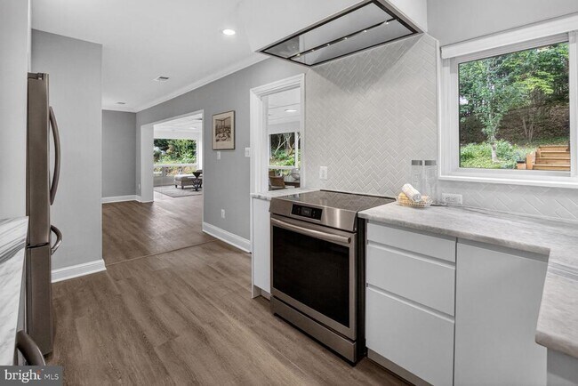 Building Photo - 3305 W Coquelin Terrace