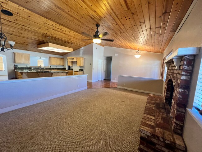 Building Photo - BEAUTIFUL Mountain Home