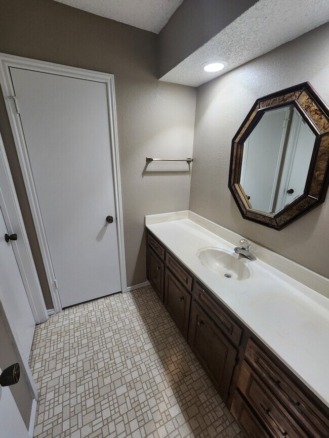 Building Photo - 3 bed 2 bath 2 car garage!