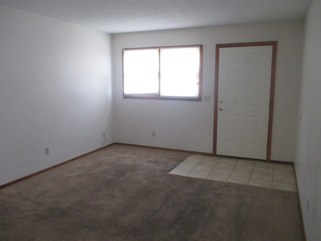 Building Photo - Central Location