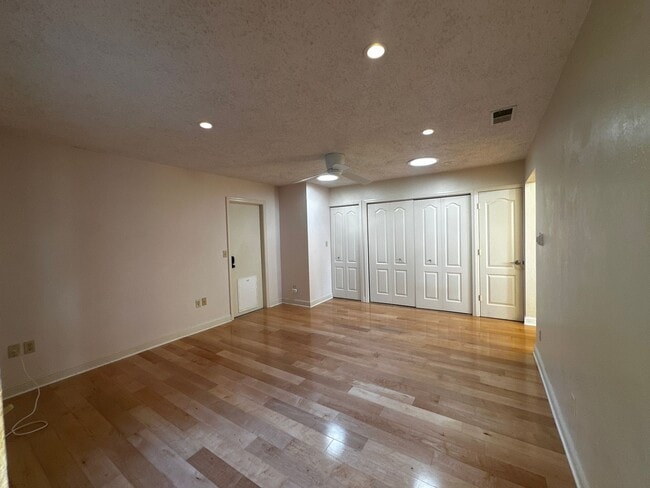 Building Photo - Single Story Court location