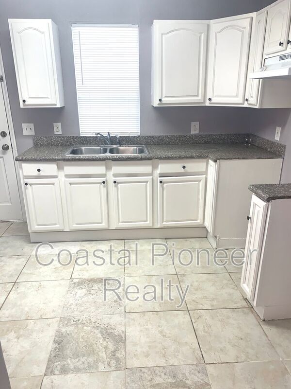 Building Photo - 3015 Deleuil Ave