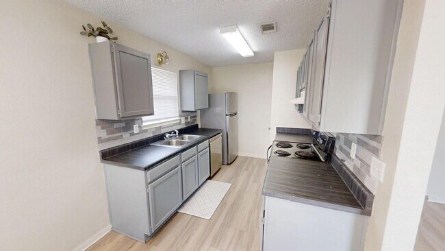 Building Photo - 2802 Woodlands Dr