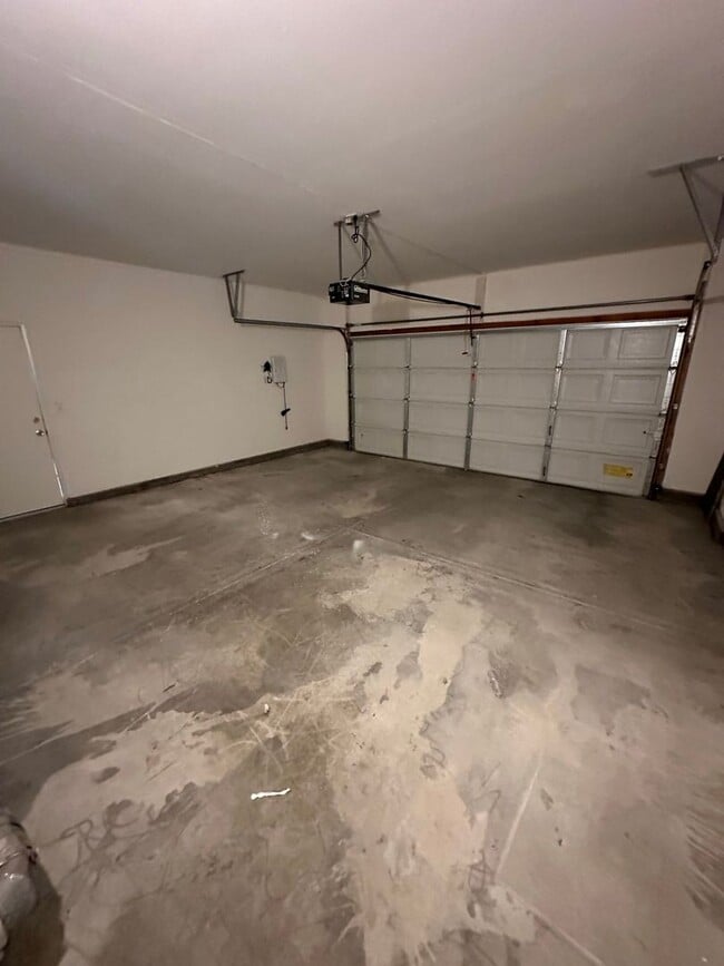 Building Photo - 4 BEDROOM HOME + OFFICE IN VICTORVILLE