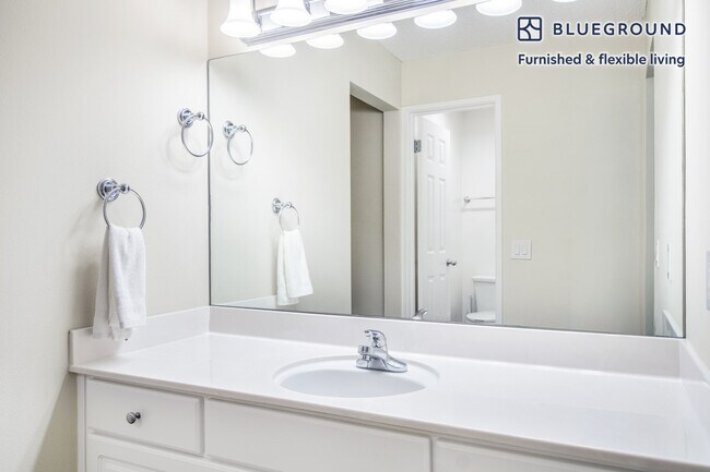 Building Photo - 1824 Oak Creek Dr