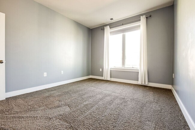 Building Photo - Updated 3br/2.5ba Condo Townhome Alexandria Walk to Metro