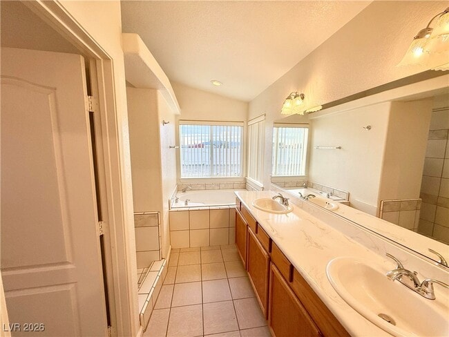 Building Photo - 5421 N Fleetwood Pl