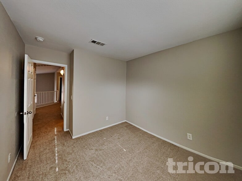 Building Photo - 5646 Roundrock Dr