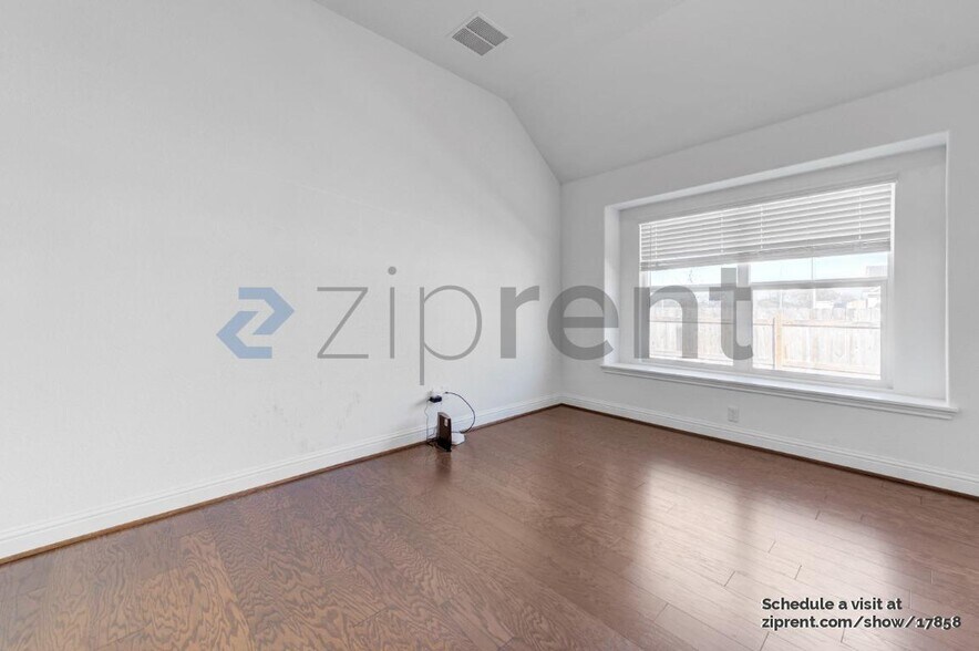 Building Photo - Unit