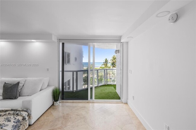 Building Photo - 2457 Collins Ave