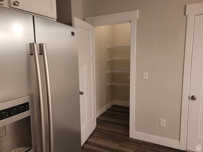 Building Photo - Modern 3 Bed / 2 Bath Condo in Amenity-Ric...