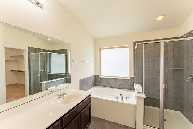 Building Photo - Beautiful Brick 3bed/2ba Home With High End Finishes & Must See Kitchen in NE Austin!