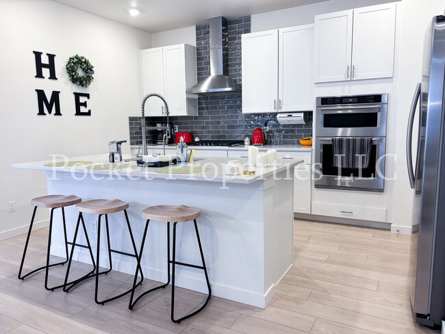 Building Photo - 577 W Norwich St