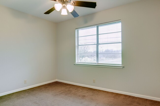 Building Photo - Upstairs Apartment for Lease!