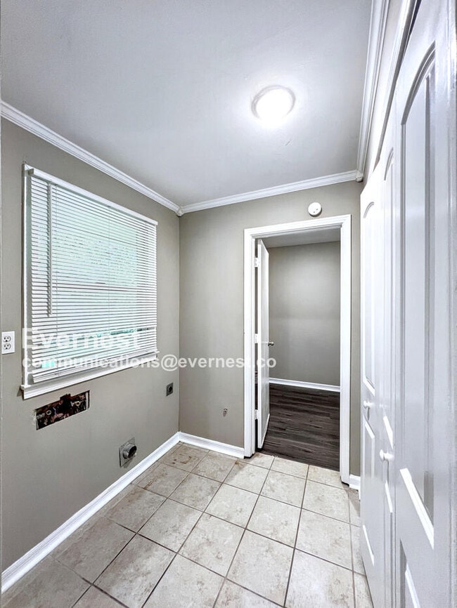 Building Photo - 3685 Woodland Dr