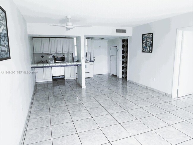 Building Photo - 2851 Leonard Dr