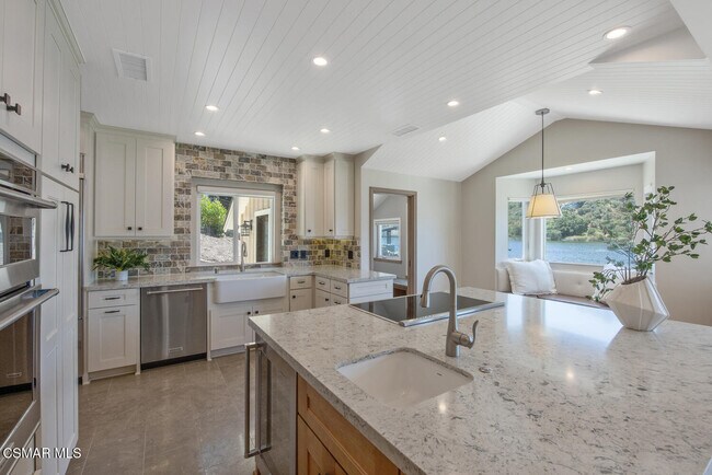 Building Photo - 800 Lake Sherwood Dr