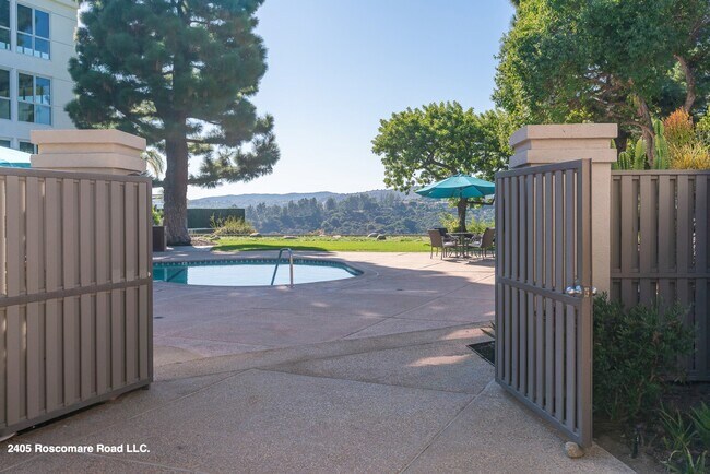 Building Photo - 2405 Roscomare Rd