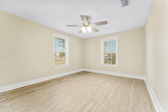 Building Photo - 1020 E 14th Ct