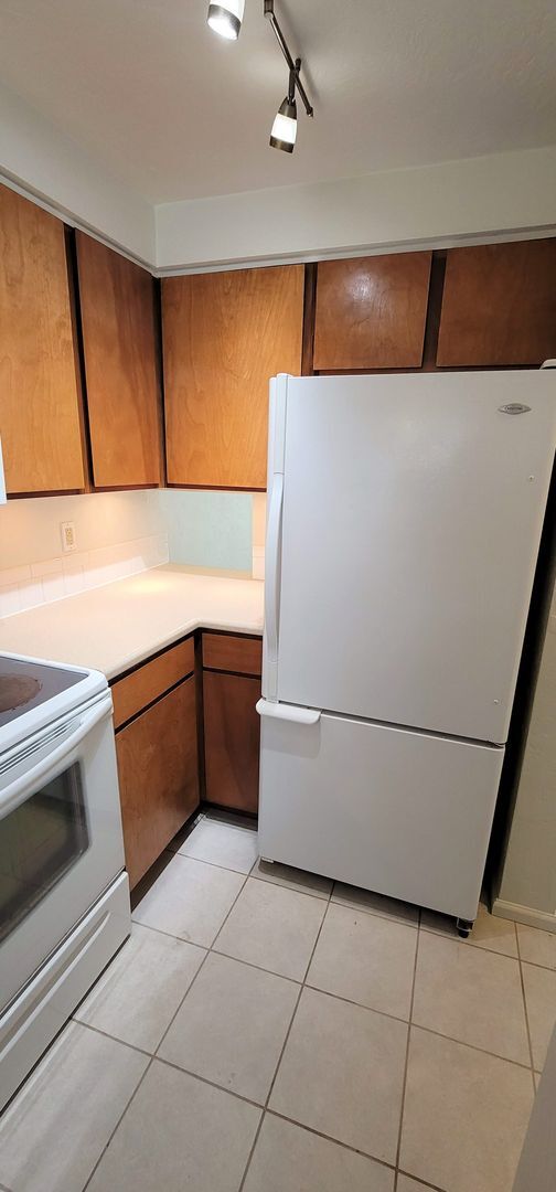 Building Photo - Updated Townhouse with Community Pool