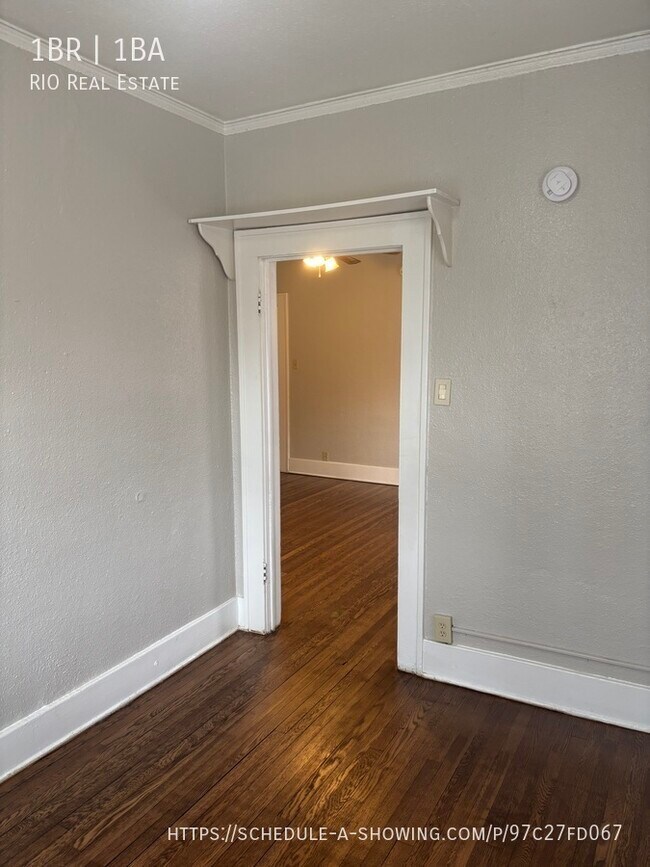 Building Photo - 975 N Washington St