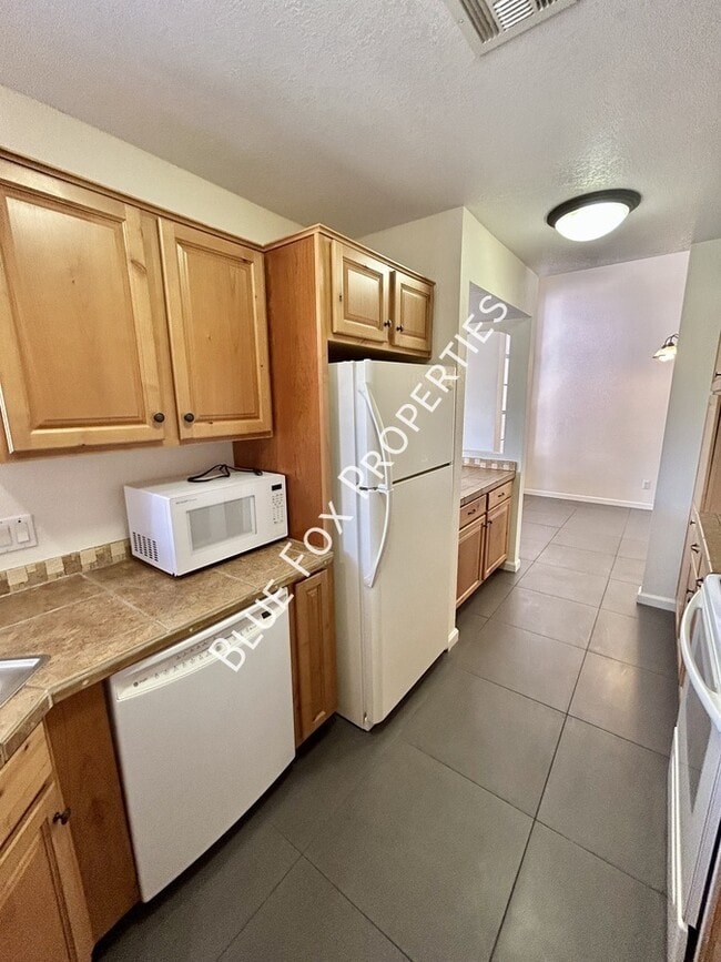 Building Photo - 6490 N Tierra De Las Catalinas