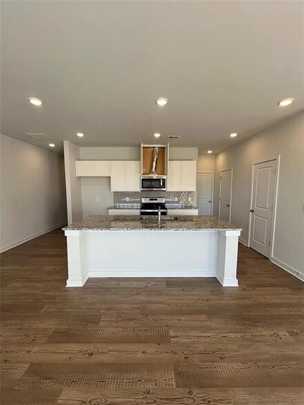 Building Photo - 62 Founders Dr