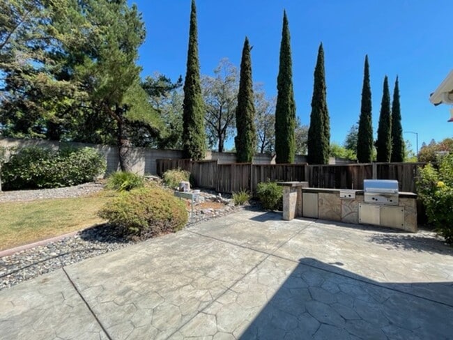 Building Photo - Wonderful 4 bedroom, single level home in ...