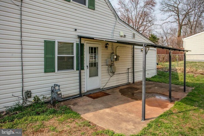 Building Photo - 232 Cabbel Dr