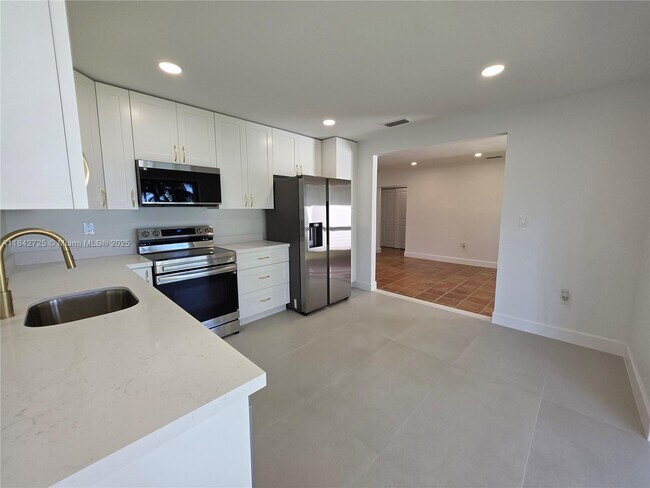 Building Photo - 13920 Kendale Lakes Blvd