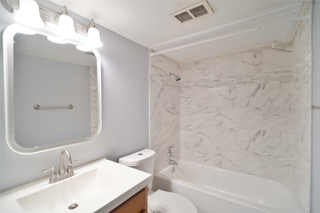Building Photo - 10855 Meadowglen Ln