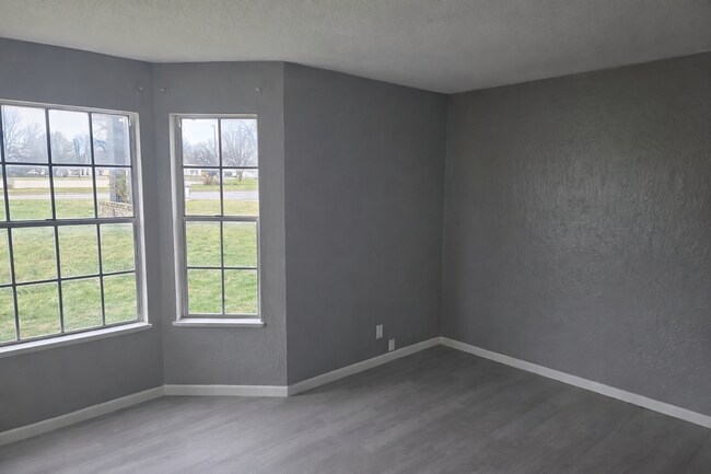 Building Photo - Renovated Private Suite | 900+ Sq Ft | All Utilities Included | Private Entrance | Columbus KS
