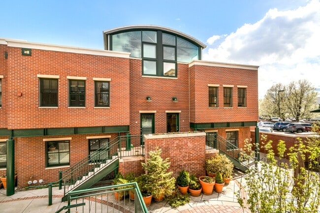 Primary Photo - 315 E Mountain Ave