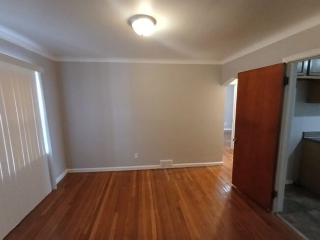 Building Photo - 3 bedroom/1.5 bath now available! $1300/mo!