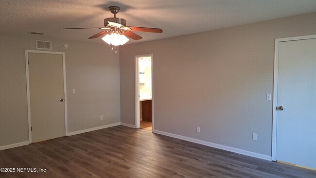 Building Photo - 10579 Castlebrook Dr