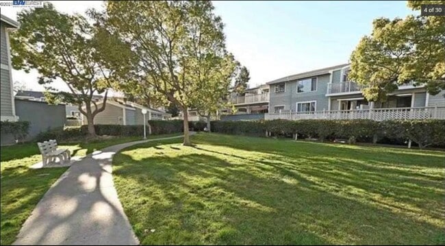 Building Photo - $2850 / 2 BR - GORGEOUS MEADOWBROOK CONDO ...