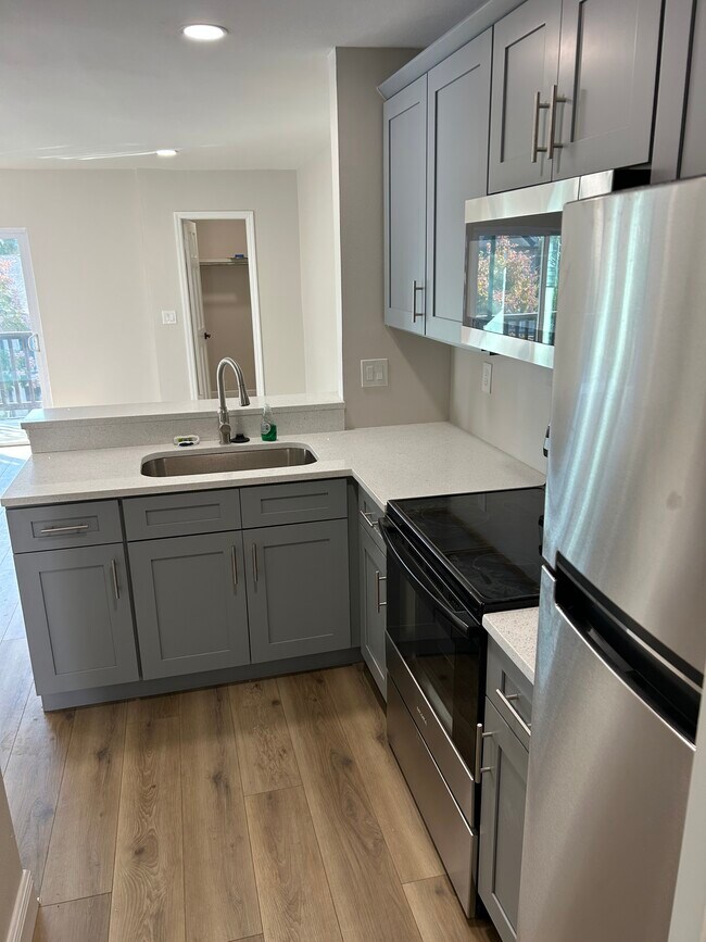 Building Photo - 3848 N Lake Dr