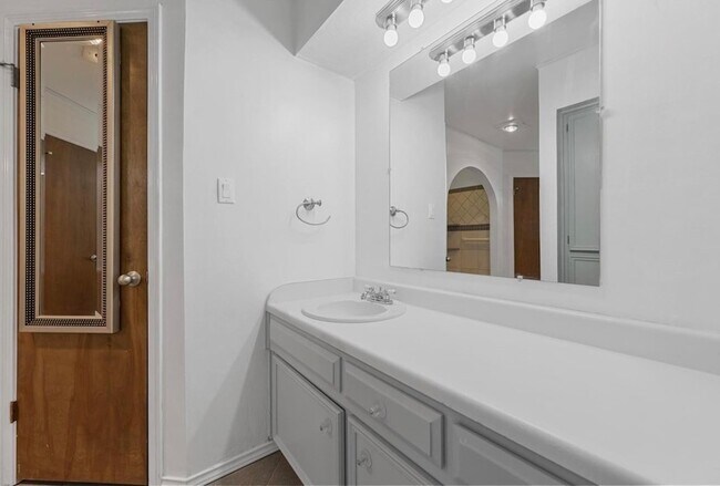 Building Photo - 8721 Hidden Hill Dr