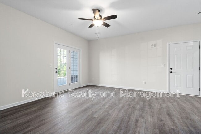 Building Photo - 212-B-212 E Johnson Cir