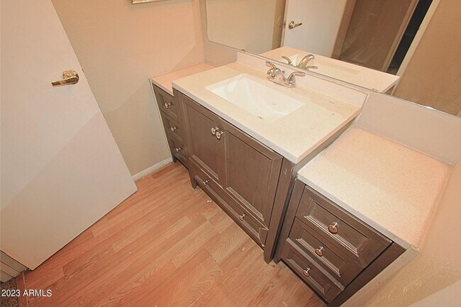 Building Photo - 410 E 9th Ave