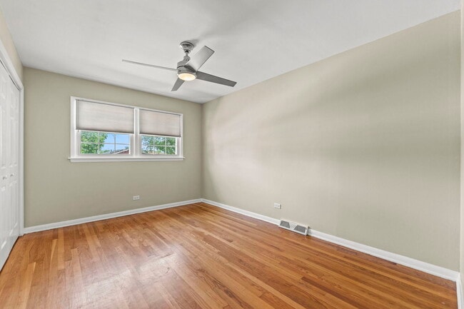 Building Photo - 1105 E Alder Ln