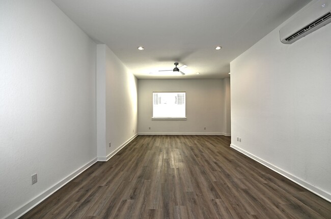 Building Photo - Beautiful 3 beds- 3.5 Condo in San Antonio Tx